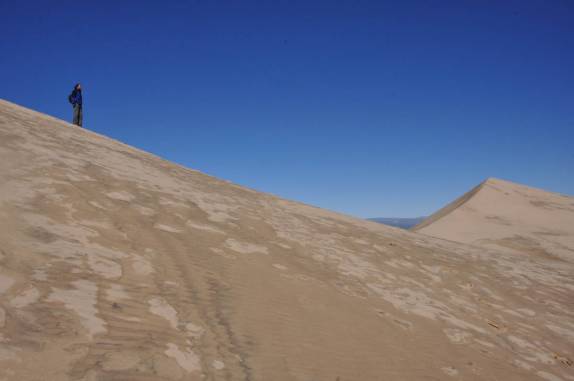 Quase no alto das Kelso Dunes, no deserto de Mojave, na Califórnia, nos Estados Unidos